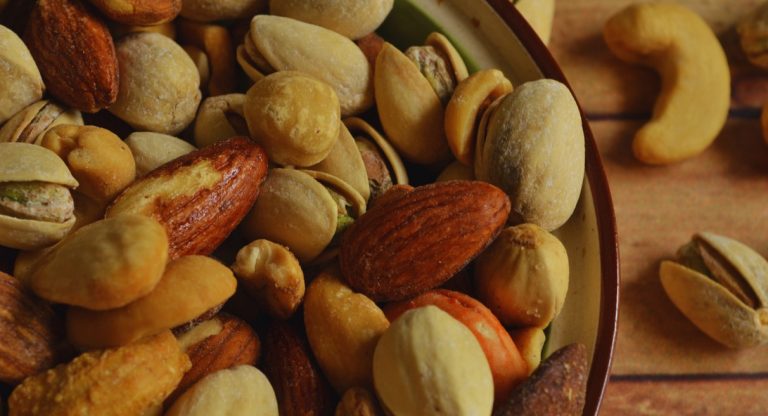 Bol de noix mélangées contenant des amandes, pistaches et noix de cajou, snack sain et nutritif