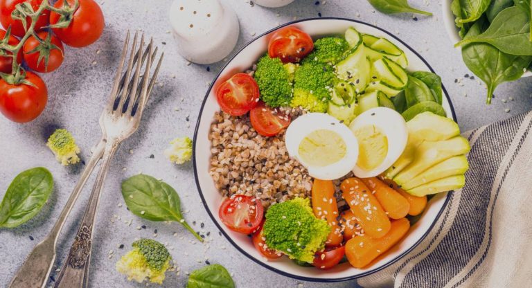 Buddha bowl coloré avec légumes, sarrasin et oeuf dur pour une nutrition saine et équilibrée