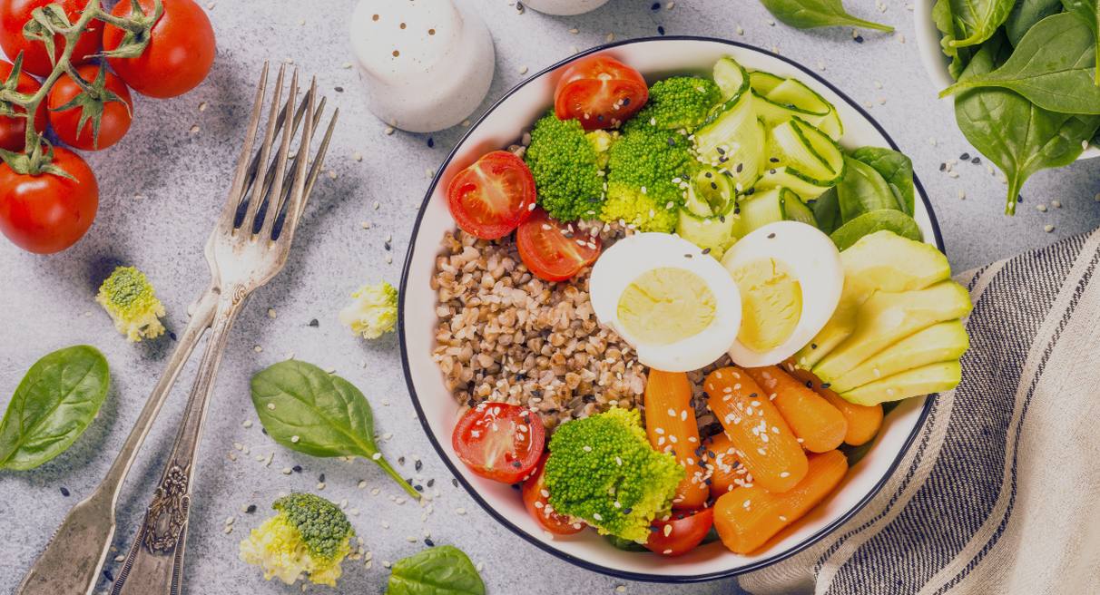 Buddha bowl coloré avec légumes, sarrasin et oeuf dur pour une nutrition saine et équilibrée